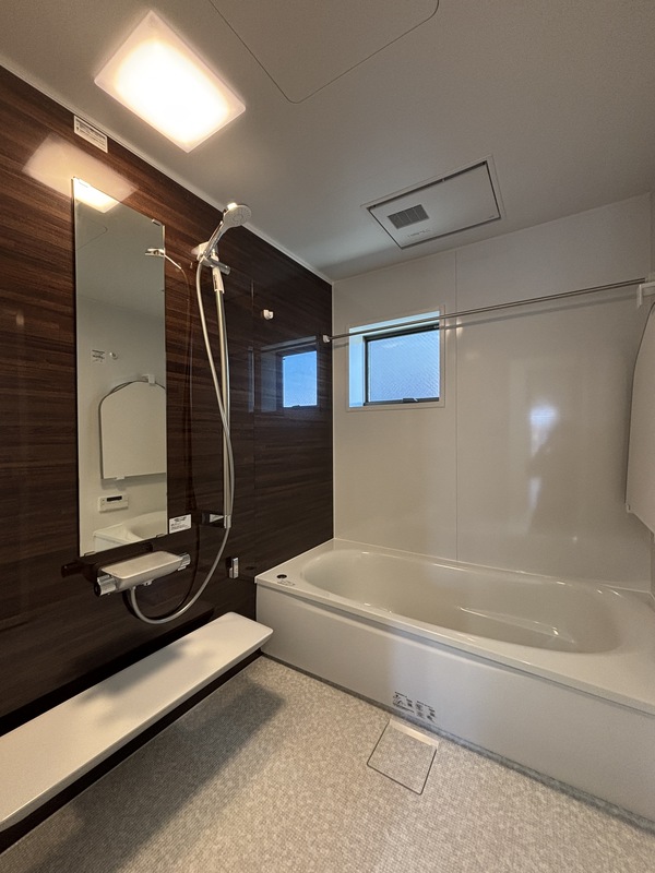 バス・シャワールーム　窓付き大型バスルーム