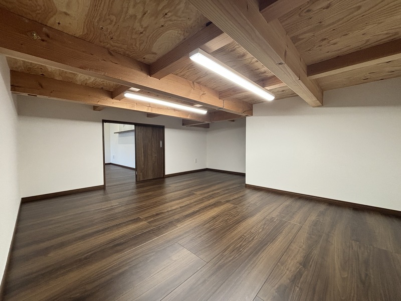 収納　主寝室の真下にある７．８帖の小屋裏収納