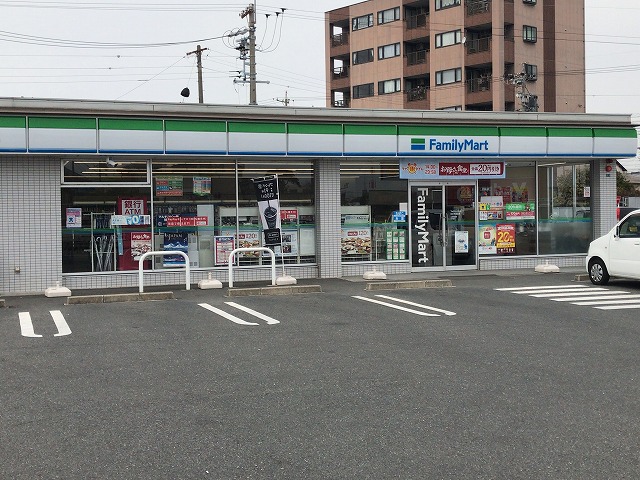 コンビニ　ファミリーマート（コンビニ）まで811m
