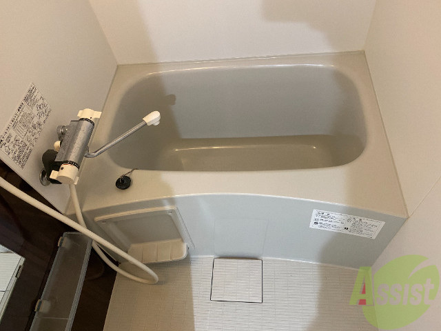 バス・シャワールーム　広いので足を伸ばしてゆっくりと浸かることができるお風呂です。