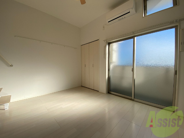 居室・リビング　白を基調とした清潔感のあるリビングはこちらになります。