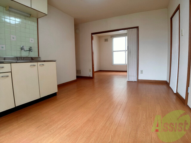 居室・リビング　フローリングや壁の色がお洒落な印象のリビングです。