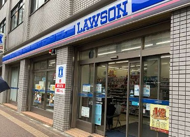 コンビニ　ローソン西新宿四丁目店（コンビニ）まで66m