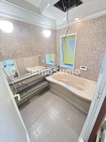 その他部屋・スペース　開放的な寝室です