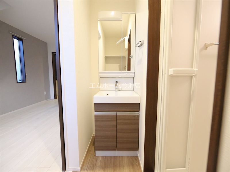 洗面設備　脱衣所　独立洗面台（シャンプードレッサー付き）