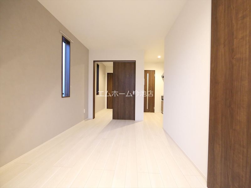 居室・リビング　LDK9.5帖　エアコン付　バルコニーに面しています