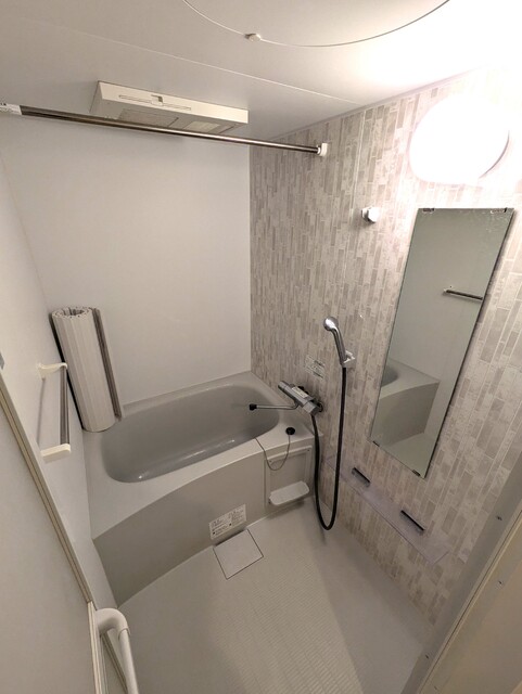 バス・シャワールーム　◆明るい色調のユニットバス◆　※クリーニング前