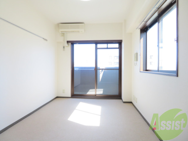 居室・リビング　陽の光が差し込む明るいお部屋は気持がいいですね～