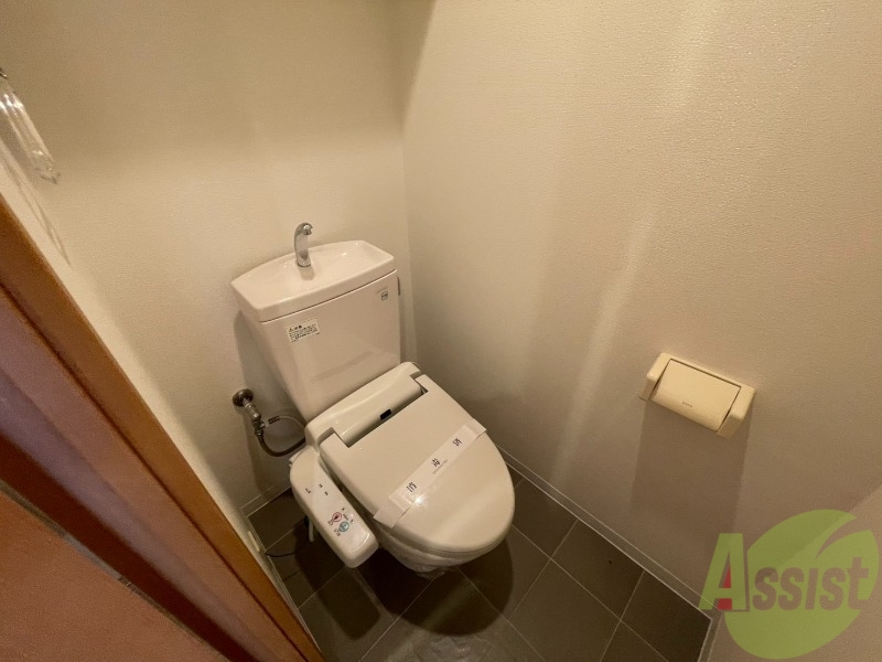 トイレ　こちらはトイレです。ピカピカなトイレで、気持ちも良いですね。