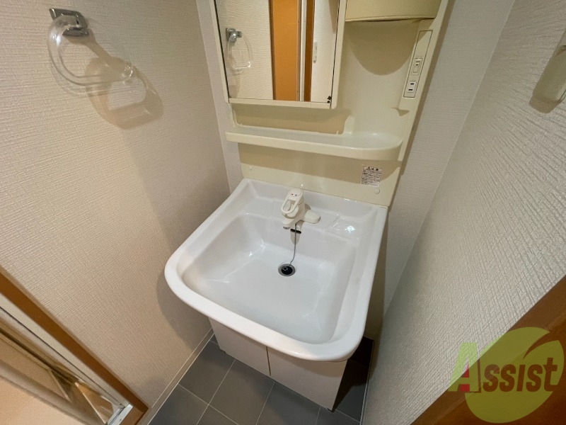 洗面設備　こちらは洗面台になります。大きな鏡があっていいですね。