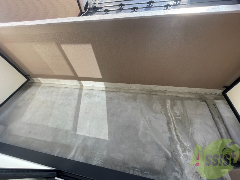 バルコニー　バルコニーの代わりにサービスルームで洗濯物が干せます。