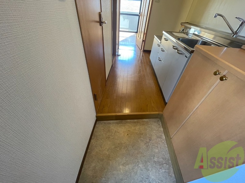 玄関　こちらは玄関になります。扉を開けるととても明るいですね。