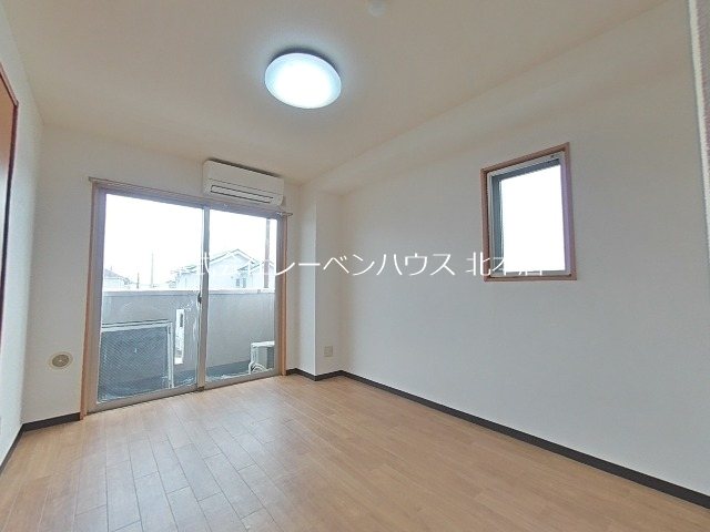 居室・リビング　これからクリーニング入ります