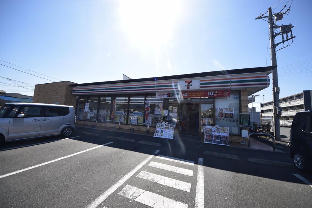 コンビニ　セブンイレブン草加新里下町店（コンビニ）まで50m
