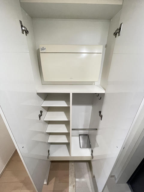 玄関　※同タイプ参考写真（床・建具の色が異なる場合があります）