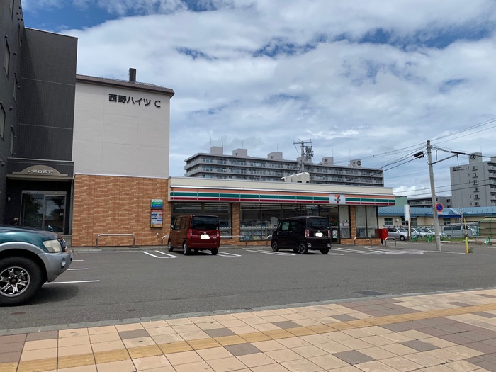 コンビニ　セブンイレブン（コンビニ）まで885m