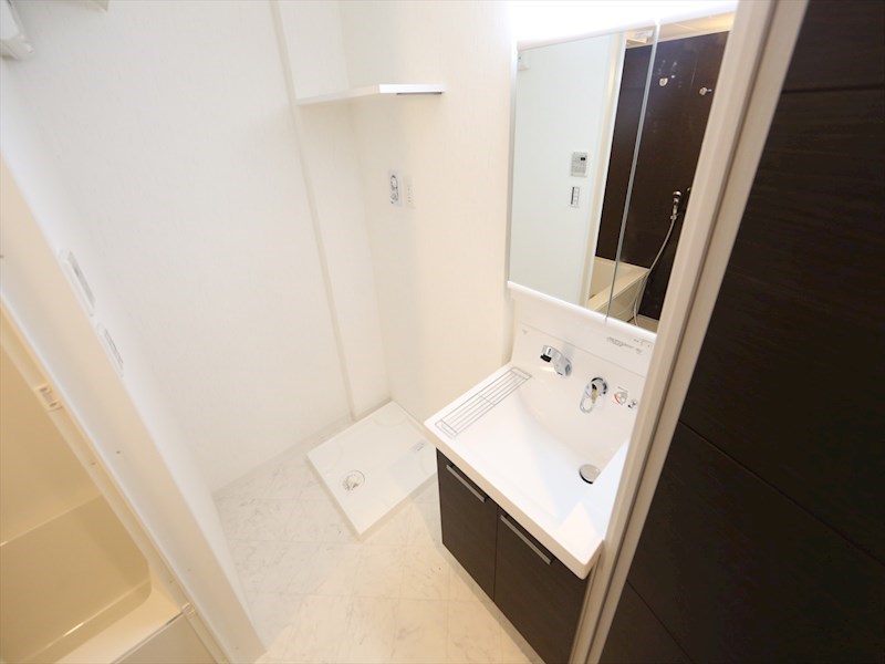 洗面設備　脱衣所　独立洗面台（シャンプードレッサー付）収納スペース有