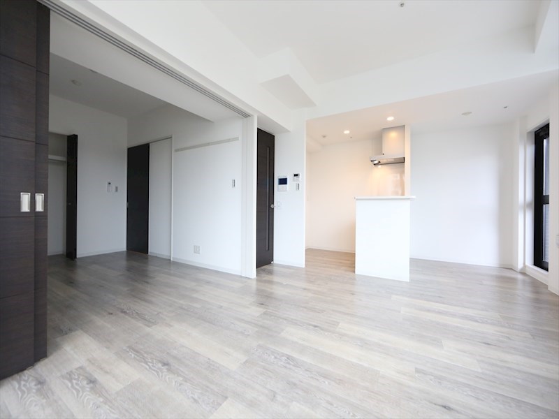 居室・リビング　ＬＤＫ14.9帖　カウンターキッチン　エアコン付　バルコニー