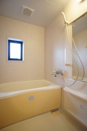 バス・シャワールーム　沸かし直しができる追焚給湯機能が付いた明るい雰囲気の浴室♪