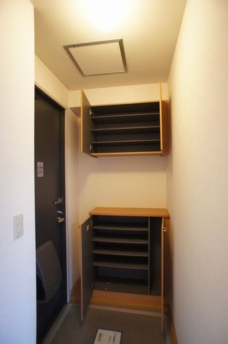 玄関　シューズＢＯＸは可動棚のため、ブーツ等の大きい靴も収納可能