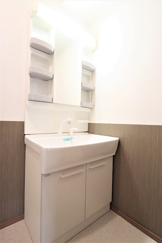 洗面設備　独立洗面化粧台は朝の忙しい時間に重宝しますね。