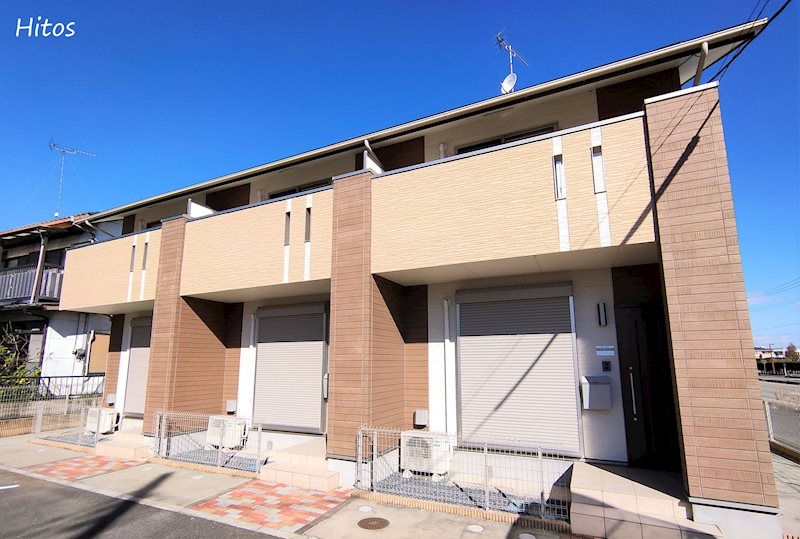 建物外観　フラットな土地に建つメゾネットタイプ物件です。