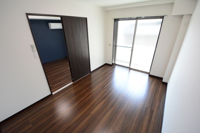 居室・リビング　床が落ち着いた色合いで綺麗です♪