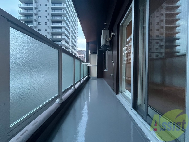 バルコニー　バルコニーは幅があり、広い印象を受けました。