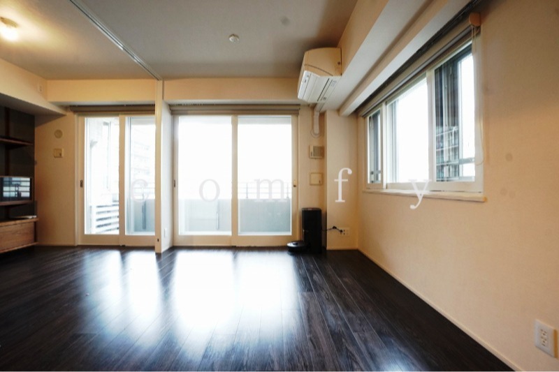 居室・リビング　２面採光のリビング