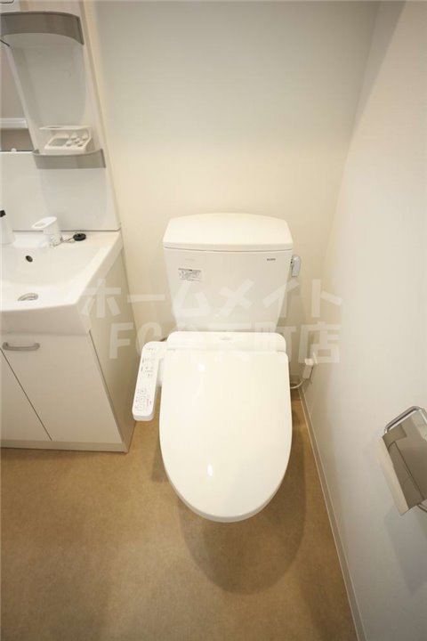 トイレ　温水洗浄付き便座です