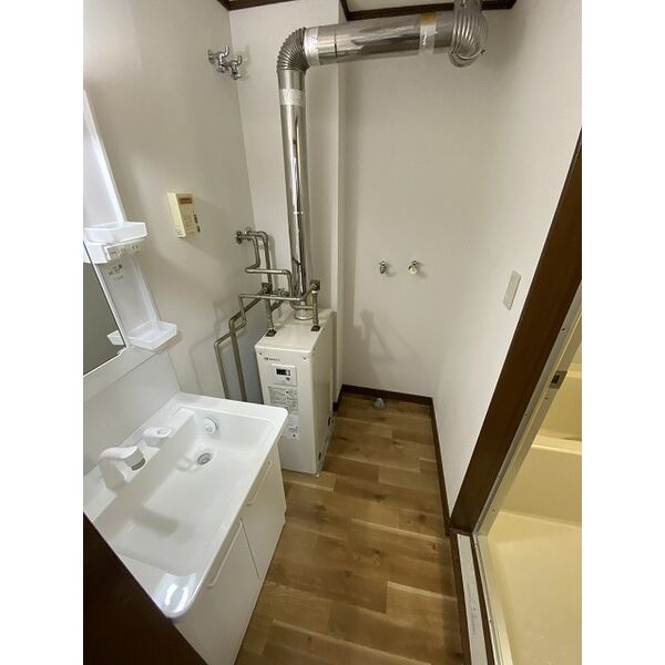 洗面設備　明るい洗面所です