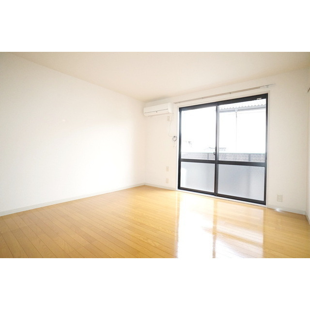 居室・リビング　明るい日差しの室内