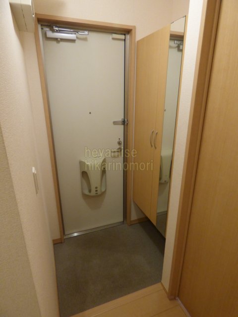 玄関　※写真は別号室