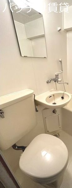 トイレ　別号室タイプの為、現状を優先致します。