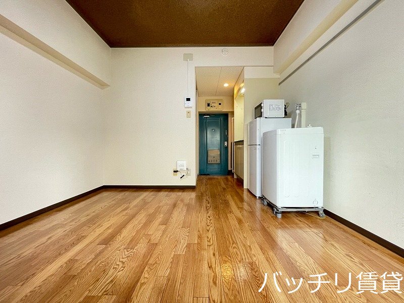 居室・リビング　別号室タイプの為、現状を優先致します。実際に家具は配置されて