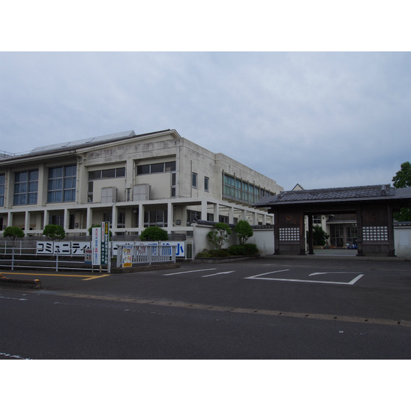 小学校　鹿島市立明倫小学校（小学校）まで703m