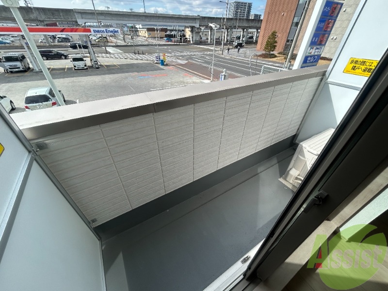 バルコニー　バルコニーは洗濯物を干すのに十分な広さがありますね。