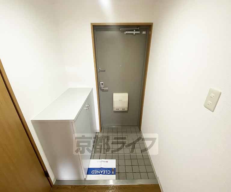 玄関　シューズＢＯＸを備えた玄関です。