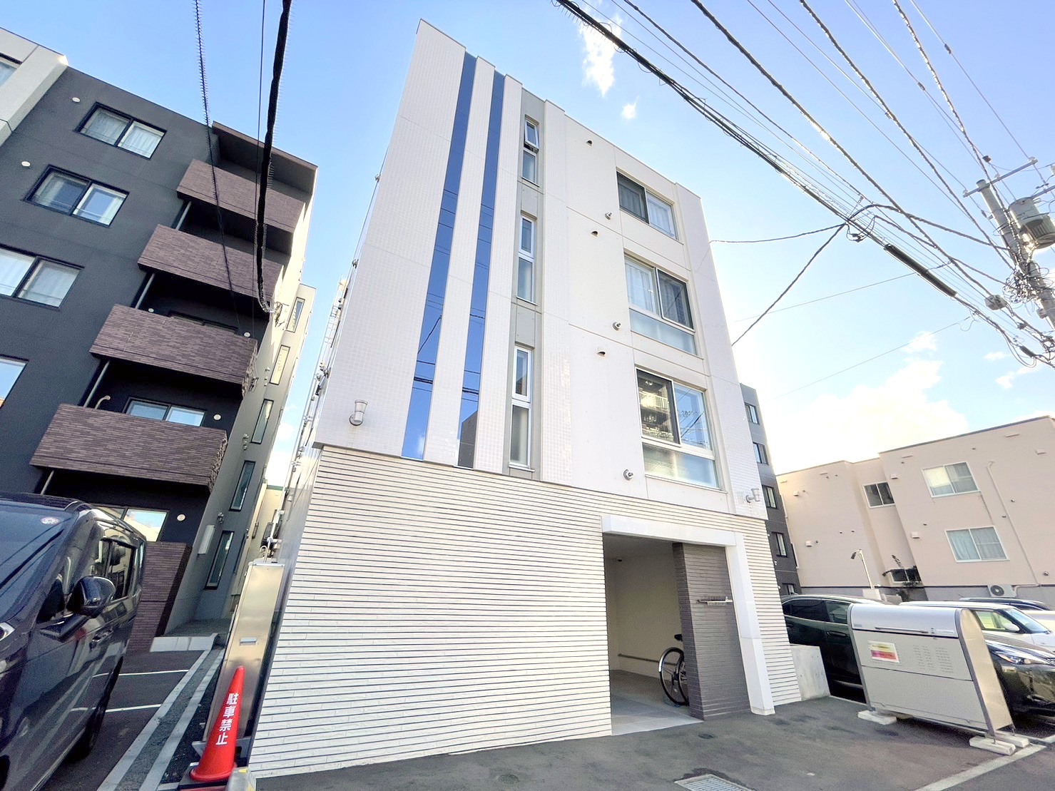 建物外観　夏も快適なエアコン完備♪人気エリアのデザイナーズ♪