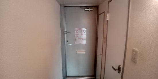 玄関　床はフローリング仕様になっています！お掃除簡単！