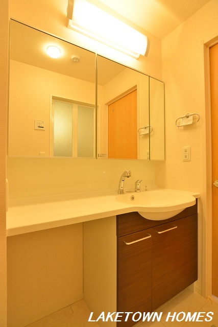 洗面設備　三面鏡の洗髪洗面化粧台です。