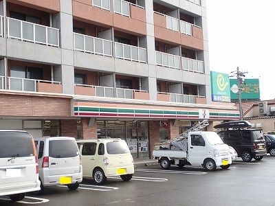 コンビニ　セブンイレブン新潟小新４丁目店（コンビニ）まで700m