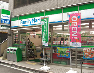 コンビニ　ファミリーマート豊中本町店（コンビニ）まで325m