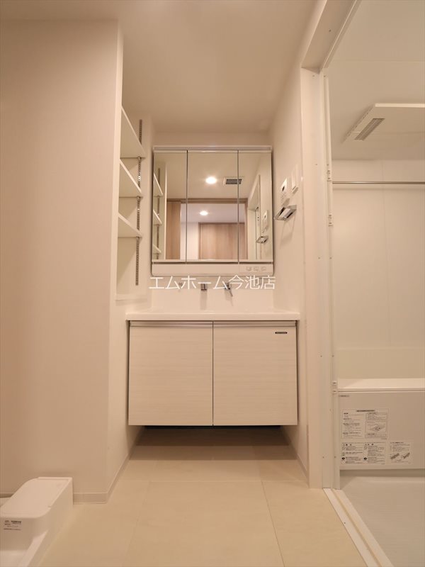 洗面設備　脱衣所　独立洗面台（シャンプードレッサー付）室内洗濯機置き場