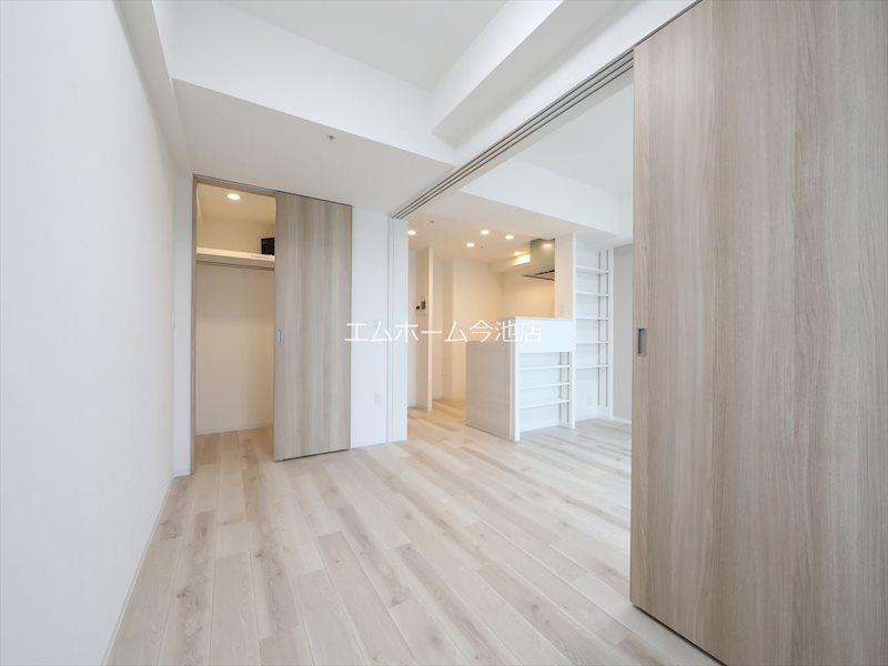 その他部屋・スペース　洋室5.4帖　窓付（換気良好）収納充実しています