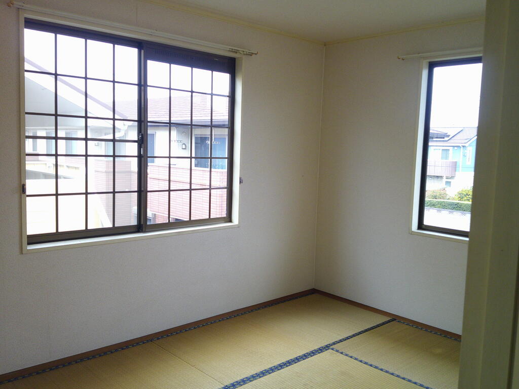 ロイヤルファイブの居間写真