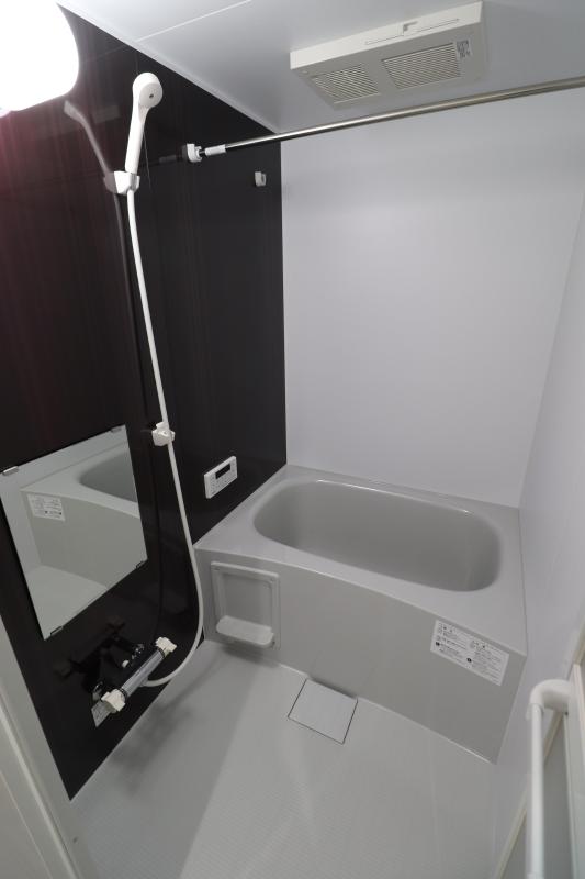 バス・シャワールーム　１　バス　浴室乾燥、追い焚き機能付き