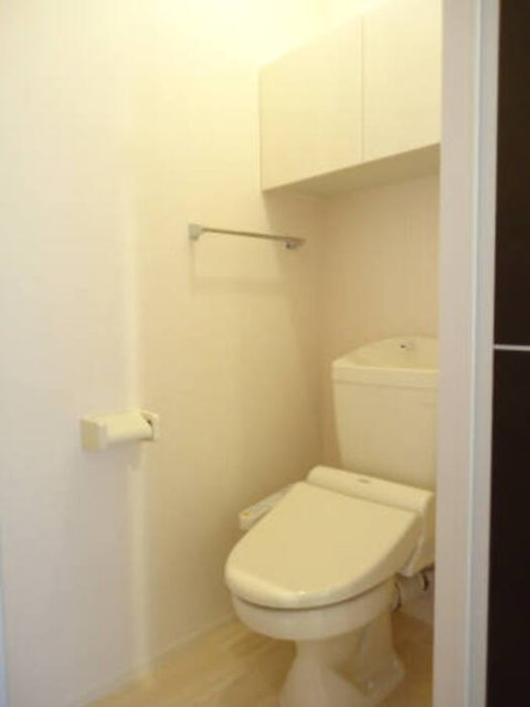 トイレ　同物件別号室の写真です。