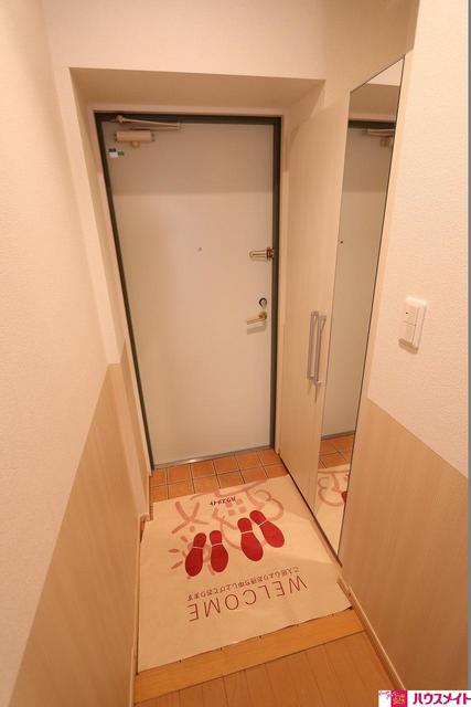 玄関　姿見がありお出かけ前チェックが出来ますね♪