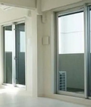 バルコニー　暖かな日差しのふりそそぐバルコニー